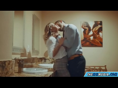❤️ Ko vas prsata blondinka zapelje na javnem stranišču ❌ Porno pri nas ☑
